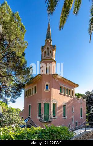 Fassade des Museumshauses des Architekten Antoni Gaudí im Parc Güell in der Stadt Barcelona, bestehend aus Gärten und architektonischen Elementen auf dem Auto Stockfoto