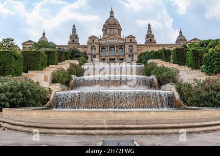 Das Nationalmuseum für Kunst von Katalonien, auch bekannt unter der Abkürzung MNAC, befindet sich in der Stadt Barcelona, Katalonien, Spanien Stockfoto