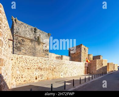 Ansicht der Verteidigungsmauern der Burg Niebla, in Huelva, Andalusien, Spanien Stockfoto