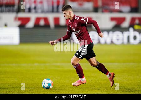 Sandhausen, Deutschland. 19th. November 2021. Fußball: 2. Bundesliga, SV Sandhausen - 1. FC Nürnberg, Matchday 14, BWT-Stadion am Hardtwald. Der Nürnberger Tom Krauß spielt den Ball. Quelle: Uwe Anspach/dpa - WICHTIGER HINWEIS: Gemäß den Bestimmungen der DFL Deutsche Fußball Liga und/oder des DFB Deutscher Fußball-Bund ist es untersagt, im Stadion und/oder vom Spiel aufgenommene Fotos in Form von Sequenzbildern und/oder videoähnlichen Fotoserien zu verwenden oder zu verwenden./dpa/Alamy Live News Stockfoto