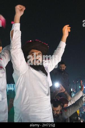 Hafiz Saad Rizvi, Chef der TLP (Tehreek-e-Labbaik Pakistan), feiert mit Unterstützern, nachdem er am 18. November aus dem Gefängnis Kot Lakhpat in Pakistan entlassen wurde. 2021. (Foto: Rana Sajid Hussain/Pacific Press/Sipa USA) Quelle: SIPA USA/Alamy Live News Stockfoto