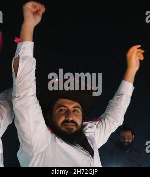 Hafiz Saad Rizvi, Chef der TLP (Tehreek-e-Labbaik Pakistan), feiert mit Unterstützern, nachdem er am 18. November aus dem Gefängnis Kot Lakhpat in Pakistan entlassen wurde. 2021. (Foto: Rana Sajid Hussain/Pacific Press/Sipa USA) Quelle: SIPA USA/Alamy Live News Stockfoto