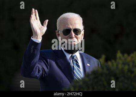 Washington DC, USA. 19th. November 2021. US-Präsident Joe Biden verläßt das Walter Reed Medical Center nach einer Koloskopie in Bethesda, Maryland, am Freitag, dem 19. November 2021. Foto von Michael Reynolds/UPI Credit: UPI/Alamy Live News Stockfoto