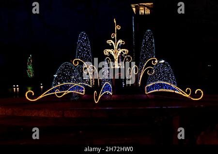 Abendansicht einer schönen bunten leuchtenden Kombination vor dem neuen Jahr, Sofia, Bulgarien Stockfoto