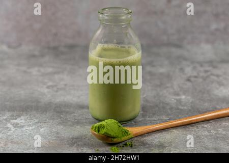 Pulsierendes Matcha-Pulver und ein Matcha-Latte Stockfoto