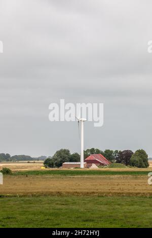 Windräder für erneuerbare Energie auf dem flachen Marschland Norddeutschlands Stockfoto