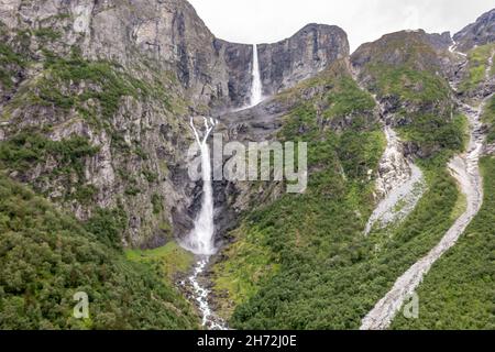 Panorama-Luftaufnahme des Wasserfalls Mardalsfossen, einer der höchsten norwegischen Wasserfälle Norwegens Stockfoto