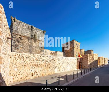 Ansicht der Verteidigungsmauern der Burg Niebla, in Huelva, Andalusien, Spanien Stockfoto