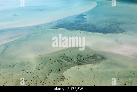 Luftaufnahme des türkisfarbenen Meeres an einem Sandstrand, Lofoten-Inseln, Norwegen Stockfoto