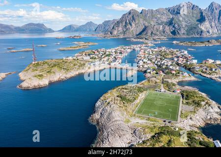 Luftaufnahme über Fischerdorf Henningsvaer, Fußballstadion auf felsiger Insel, Lofoten, Norwegen Stockfoto