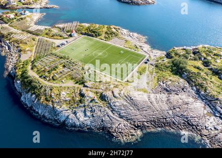 Luftaufnahme über das Fußballstadion auf einer felsigen Insel, Fischerdorf Henningsvaer, Lofoten, Norwegen Stockfoto