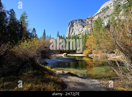 Der Spiegelsee im beeindruckenden Yosemite Valley NP im Spätherbst, Mariposa CA Stockfoto