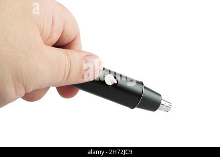 Hand mit einem schwarzen Nasenhaarschneider. Nahaufnahme. Isoliert auf weißem Hintergrund. Stockfoto