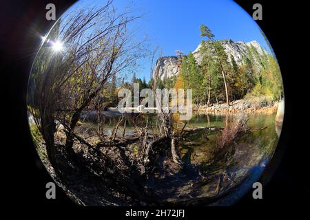 Der Spiegelsee im beeindruckenden Yosemite Valley NP im Spätherbst, Mariposa CA Stockfoto