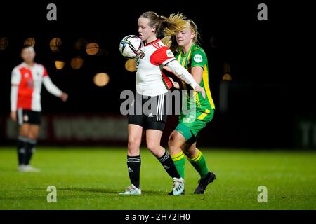 ROTTERDAM, NIEDERLANDE - 19. NOVEMBER: Manique de Vette von Feyenoord während des Pure Energie Eredivisie Vrouwen-Spiels zwischen Feyenoord Rotterdam Vrouwen 1 und ADO Den Haag Vrouwen 1 am Nieuw Varkenoord am 19. November 2021 in Rotterdam, Niederlande (Foto: Yannick Verhoeven/Orange Picics) Quelle: Orange Pics BV/Alamy Live News Stockfoto