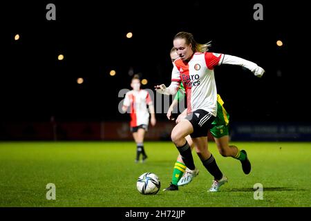 ROTTERDAM, NIEDERLANDE - 19. NOVEMBER: Manique de Vette von Feyenoord während des Pure Energie Eredivisie Vrouwen-Spiels zwischen Feyenoord Rotterdam Vrouwen 1 und ADO Den Haag Vrouwen 1 am Nieuw Varkenoord am 19. November 2021 in Rotterdam, Niederlande (Foto: Yannick Verhoeven/Orange Picics) Quelle: Orange Pics BV/Alamy Live News Stockfoto