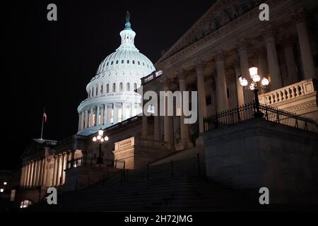 Washington DC, USA. 19th. November 2021. Das am 19. November 2021 aufgenommene Foto zeigt das US-Kapitolgebäude in Washington, DC, USA. Das US-Repräsentantenhaus verabschiedete am Freitag knapp die etwa 2 Billionen US-Dollar schweren Sozialausgaben- und Klimarechnungen von Präsident Joe Biden und schickte sie an den Senat, wo sie mit Veränderungen konfrontiert ist. Kredit: Ting Shen/Xinhua/Alamy Live Nachrichten Stockfoto