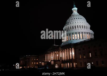 Washington DC, USA. 19th. November 2021. Das am 19. November 2021 aufgenommene Foto zeigt das US-Kapitolgebäude in Washington, DC, USA. Das US-Repräsentantenhaus verabschiedete am Freitag knapp die etwa 2 Billionen US-Dollar schweren Sozialausgaben- und Klimarechnungen von Präsident Joe Biden und schickte sie an den Senat, wo sie mit Veränderungen konfrontiert ist. Kredit: Ting Shen/Xinhua/Alamy Live Nachrichten Stockfoto