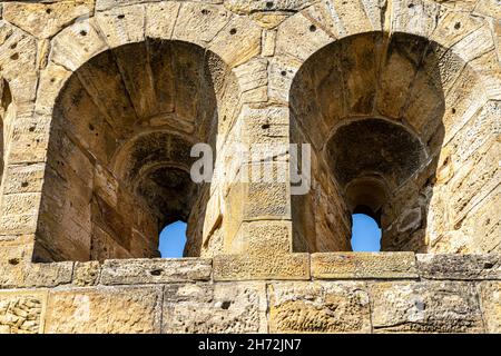 Fenster in den massiven hohen Mauern einer alten mittelalterlichen Burg Stockfoto