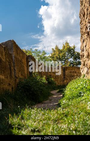 Massive hohe Mauern einer alten mittelalterlichen Burg Stockfoto