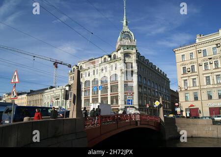 Anfang 20th-Jahrhundert Jugendstil-Kaufhaus Gebäude, die Rote Brücke über den Fluss Moyka in der Front, St. Petersburg, Russland Stockfoto