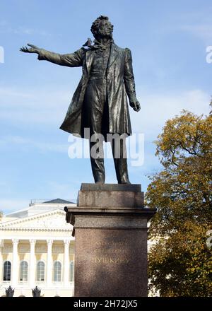 Denkmal für Alexander Puschkin, am Kunstplatz, alias Mikhalovsky Platz, St. Petersburg, Russland Stockfoto