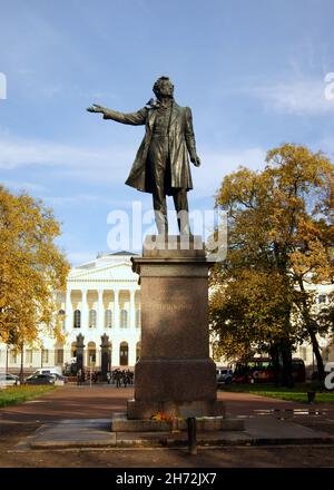 Denkmal für Alexander Puschkin, am Kunstplatz, alias Mikhalovsky Platz, St. Petersburg, Russland Stockfoto