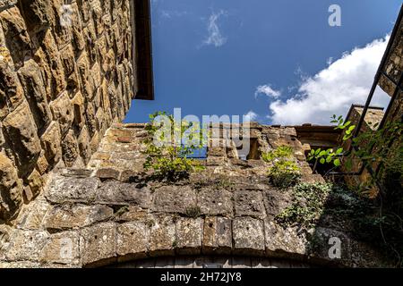 Fenster in den massiven hohen Mauern einer alten mittelalterlichen Burg Stockfoto