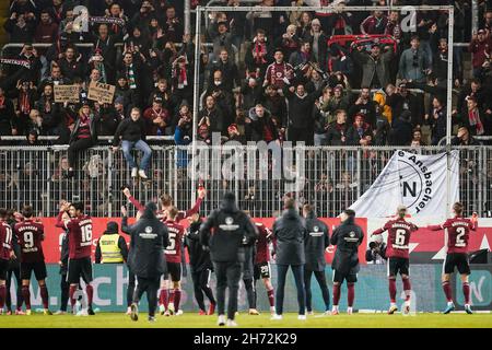 Sandhausen, Deutschland. 19th. November 2021. Fußball: 2. Bundesliga, SV Sandhausen - 1. FC Nürnberg, Matchday 14, BWT-Stadion am Hardtwald. Nürnberger Fans feiern den Sieg mit den Spielern. Quelle: Uwe Anspach/dpa - WICHTIGER HINWEIS: Gemäß den Bestimmungen der DFL Deutsche Fußball Liga und/oder des DFB Deutscher Fußball-Bund ist es untersagt, im Stadion und/oder vom Spiel aufgenommene Fotos in Form von Sequenzbildern und/oder videoähnlichen Fotoserien zu verwenden oder zu verwenden./dpa/Alamy Live News Stockfoto