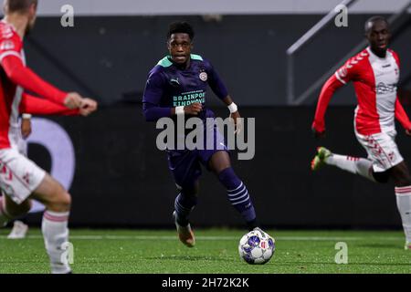EMMEN, NIEDERLANDE - 19. NOVEMBER: Cheick Tour des PSV U21 während des niederländischen Keukenkampioendivisie-Spiels zwischen dem FC Emmen und dem PSV U21 am 19. November 2021 in De Oude Meerdijk in Emmen, Niederlande (Foto: Pieter van der Woude/Orange Picics) Quelle: Orange Pics BV/Alamy Live News Stockfoto