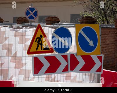 Werke vor Warnschild auf einer Straße. Stockfoto