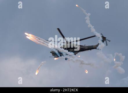 KUBINKA, RUSSLAND - 15. Mai 2021: Attack hubschraubers Mil Mi-28, STRIZHI Aerobatic Team 30TH Anniversary Event. Stockfoto