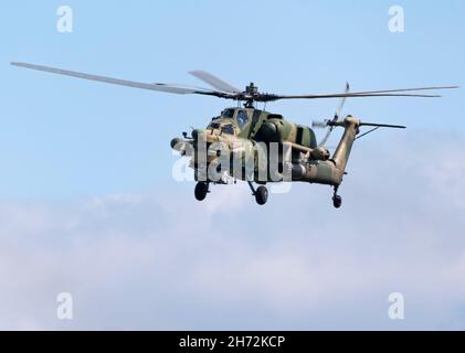 KUBINKA, RUSSLAND - 15. Mai 2021: Attack hubschraubers Mil Mi-28, STRIZHI Aerobatic Team 30TH Anniversary Event. Stockfoto