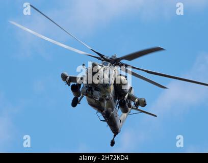 KUBINKA, RUSSLAND - 15. Mai 2021: Attack hubschraubers Mil Mi-28, STRIZHI Aerobatic Team 30TH Anniversary Event. Stockfoto