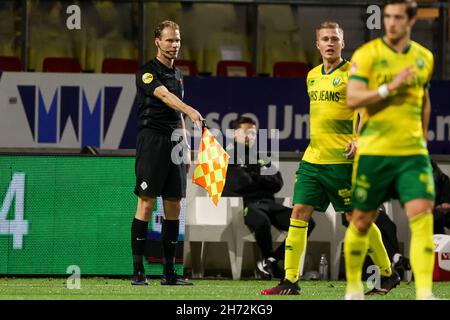 VELSEN-ZUID, NIEDERLANDE - 19. NOVEMBER: Assistenzschiedsrichter Sjoerd Nanninga während des niederländischen Keukenkampioendivisie-Spiels zwischen Telstar und ADO Den Haag am 19. November 2021 im BUKO-Stadion in Velsen-Zuid, Niederlande (Foto: Hans van der Valk/Orange Picics) Quelle: Orange Pics BV/Alamy Live News Stockfoto