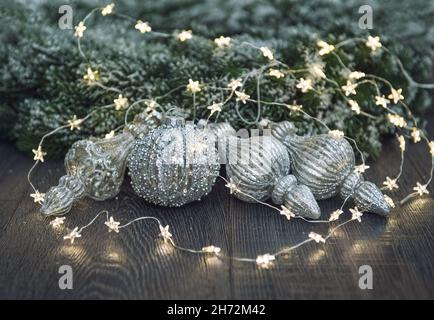 Weihnachtsschmuck mit goldenen Lichtern auf dunklem Hintergrund Stockfoto