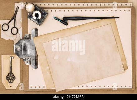 Altes Vintage-Papier und Schreibwaren Schreibutensilien. Flach im Retro-Look Stockfoto