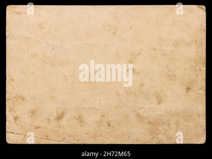 Verwendetes Papierblatt isoliert. Vintage zerrissene Pappe auf schwarzem Hintergrund Stockfoto