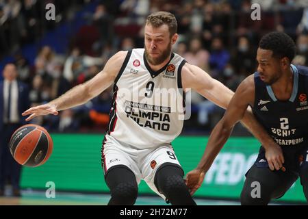 St. Petersburg, Russland. 19th. November 2021. Nicolo Melli von der BC Armani Exchange und Jordan Loyd von BC Zenit im Einsatz während des EuroLeague-Spiels von Turkish Airlines BC Zenit gegen AX Armani Exchanges in der Sibur Arena in Sankt Petersburg. ST. PETERSBURG, - NOVEMBER 19: Foto von Anatoliy Medved Quelle: Orange Pics BV/Alamy Live News Stockfoto