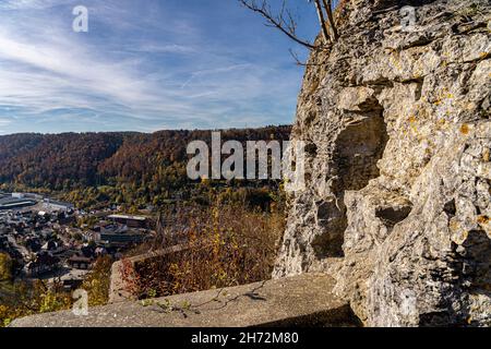 Blick von den Mauern der Burg hinunter auf das Dorf im Tal Stockfoto