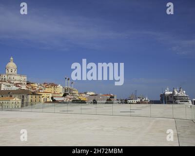 Lissabon, Portugal. 19th. November 2021. (INT) Blick von der Terrasse des Kreuzfahrtterminals in Lissabon. 19. November 2021, Lissabon, Portugal: Blick auf die Stadt Lissabon und Boote auf dem Tejo von der Terrasse des Kreuzfahrtterminals in der portugiesischen Hauptstadt, am Freitag (19) (Bildnachweis: © Edson De Souza/TheNEWS2 via ZUMA Press Wire) Bildnachweis: ZUMA Press, Inc./Alamy Live News Stockfoto