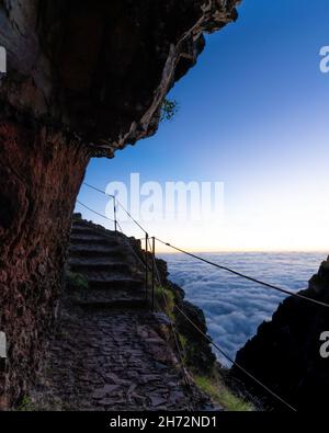 Szenische Aufnahme der Treppe in Madeira Ninho da Manta Aussichtsplattform auf der Klippe in Portugal Stockfoto