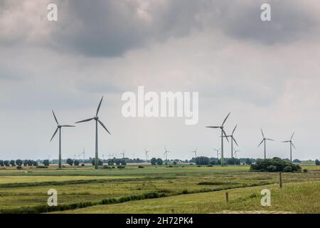 Windräder für erneuerbare Energie auf dem flachen Marschland Norddeutschlands Stockfoto