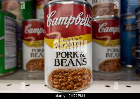Produkte auf einem Lebensmittelregal in New York City, USA 2021 Stockfoto