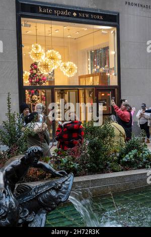 Die Geschäfte in den Channel Gardens sind für die Feiertage im Rockefeller Center, New York City, USA, dekoriert Stockfoto