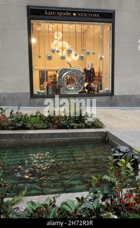 Die Geschäfte in den Channel Gardens sind für die Feiertage im Rockefeller Center, New York City, USA, dekoriert Stockfoto