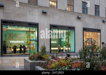 Die Geschäfte in den Channel Gardens sind für die Feiertage im Rockefeller Center, New York City, USA, dekoriert Stockfoto