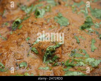 Kashmiri Dum Aloo oder Kartoffeln in roter Soße Stockfoto