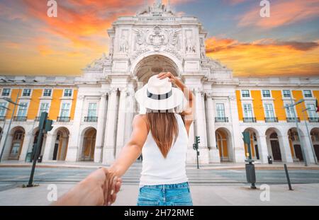 Folge mir. Frau, die den Mann in der Hand hält und in der Stadt Lissabon spazierengeht. Pärchen im Urlaub. Gemeinsam reisen Stockfoto