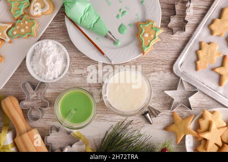 Detail Dekoration Weihnachten themed Cookies mit farbigen Vereisung oben Stockfoto
